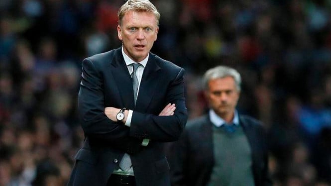 Pelatih MU, David Moyes, berada di depan pelatih Chelsea, Jose Mourinho