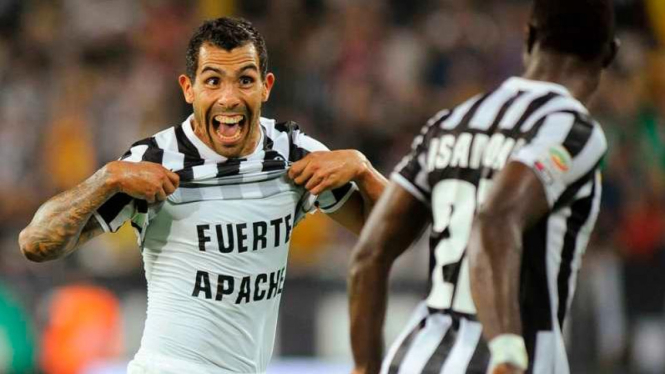 Pemain Juventus, Carlos Tevez, merayakan golnya