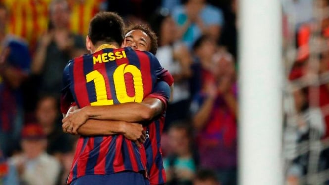 Lionel Messi memberikan pelukan setelah Neymar mencetak gol