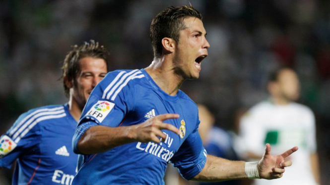 Cristiano Ronaldo merayakan gol ke gawang Elche
