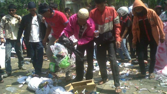 Warga lempari sampah ke Kantor Walikota Depok