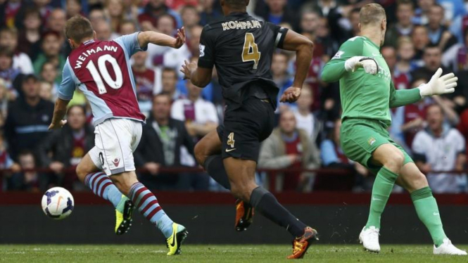 Pemain Aston Villa, Andreas Weimann, saat mencetak gol ke gawang Manchester City