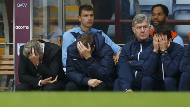 Manajer Manchester City, Manuel Pellegrini (kiri), saat dikalahkan Aston Villa