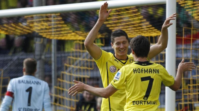 Pemain Borussia Dortmund, Robert Lewandowski, merayakan gol