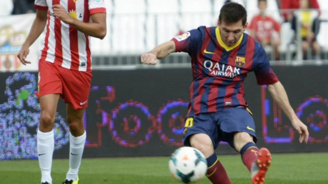 Pemain Barcelona, Lionel Messi, saat mencetak gol ke gawang Almeria