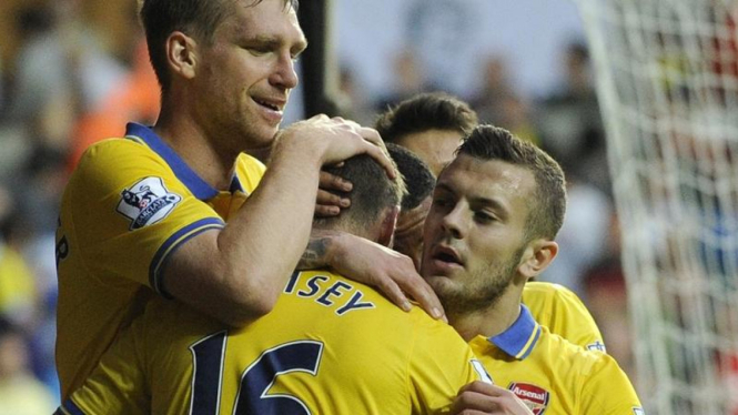 Aaron Ramsey disambut pemain Arsenal usai mencetak gol