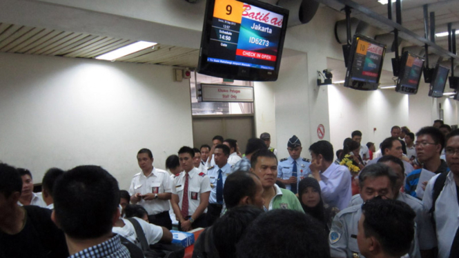 Ratusan penumpang pesawat Lion Air mengamuk di dalam bandara setelah batal berangkat di Bandara Sam Ratulangi, Manado, Sulawesi Utara