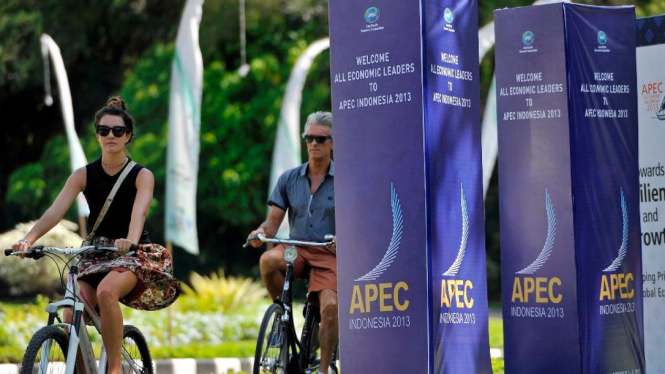 Dua turis bersepeda di Nusa Dua lokasi KTT APEC