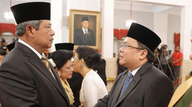 Presiden SBY menyalami Wakil Menkeu Bambang Brodjonegoro.