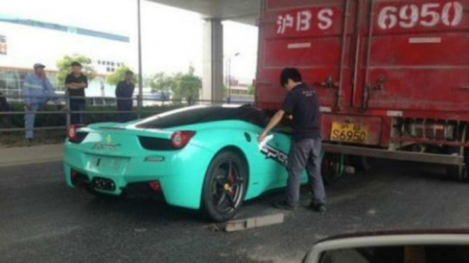 Kecelakaan Ferrari 458 Italia di China