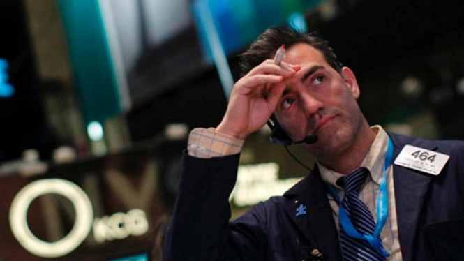 Pialang Mengamati Pergerakan Saham  perdagangan di Bursa Efek New York