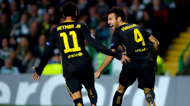 Neymar dan Cesc Fabregas merayakan gol