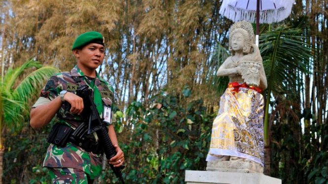 Prajurit TNI AD berjaga di lokasi KTT APEC di Bali