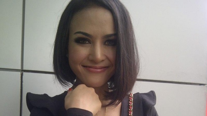 Mantan Model  Playboy Tiru Rambut  Pendek  Yuni  Shara 