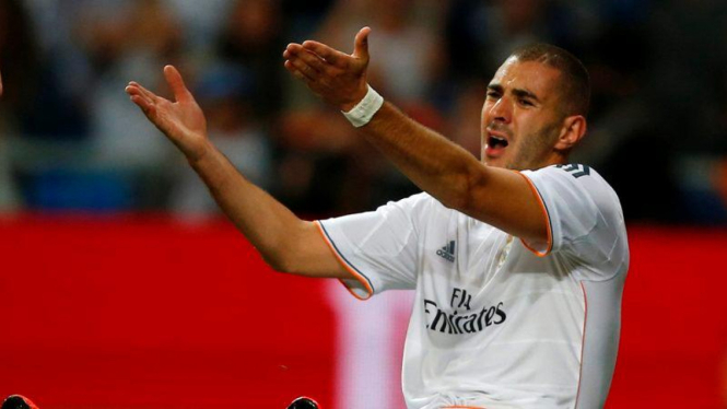 Pemain Real Madrid, Karim Benzema, usai gagal mencetak gol