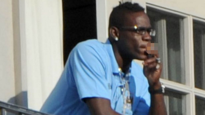 Mario Balotelli merokok