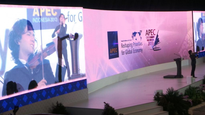 Penampilan Iskandar Widjaja dalam Pembukaan APEC CEO Summit 2013