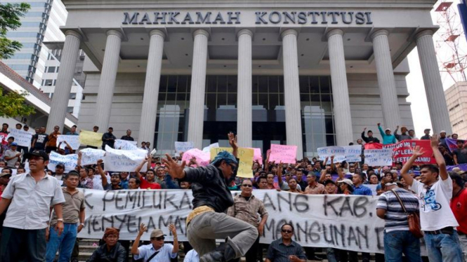 Pendemo di depan Gedung MK. (Ilustrasi).