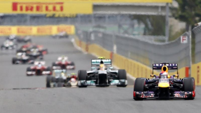 Pembalap Red Bull, Sebastian Vettel, memimpin balapan di GP Korea
