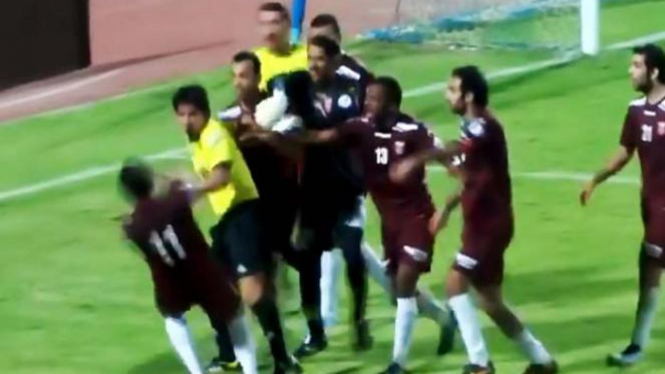 Wasit Saad Al Fadhli memukul pemain yang memprotesnya