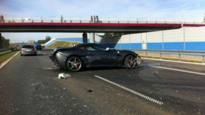 Ferrari California terlibat kecelakaan di Polandia