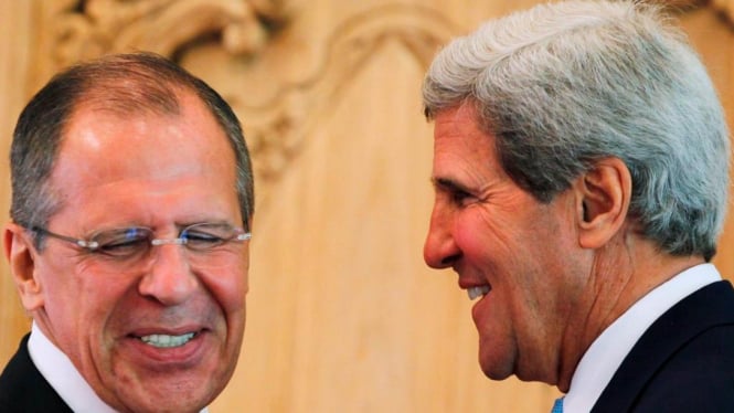 Menteri Luar Negeri Rusia, Sergey Lavrov (kiri) dan Menlu AS John Kerry