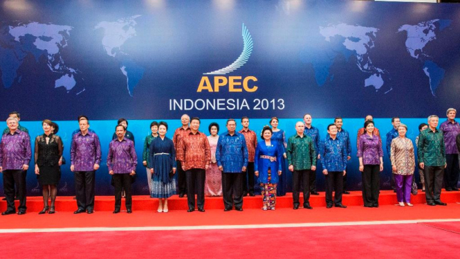 Para pemimpin KTT APEC 2013 berbaju batik