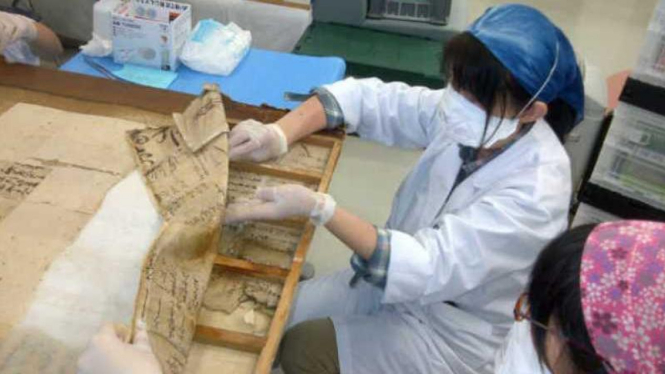 Relawan di Tohoku University selamatkan dokumen bersejarah