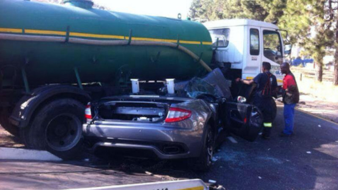 Maserati GranCabrio mengalami kecelakaan di Afrika Selatan