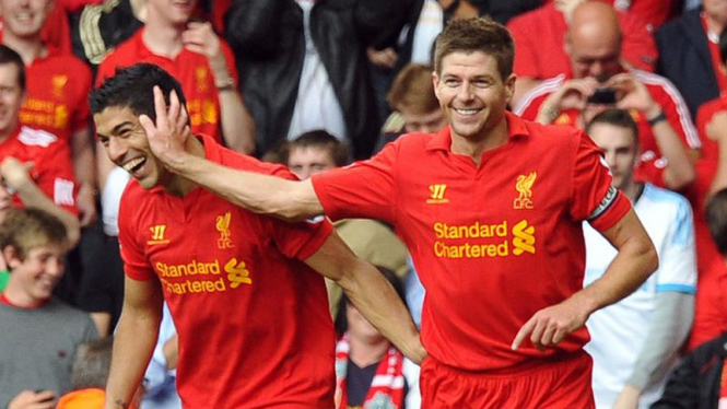 Pemain Liverpool, Luis Suarez dan Steven Gerrard.