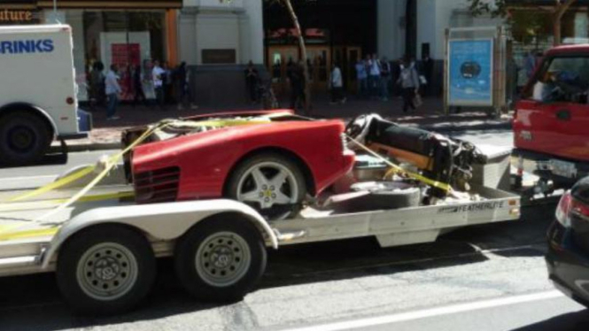 Ferrari Testarossa mengalami kecelakaan di AS