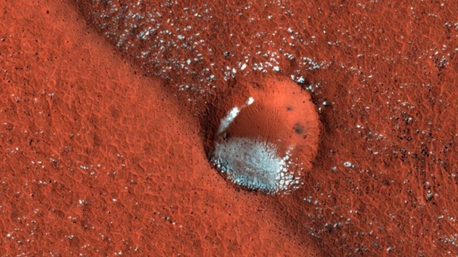foto mars diambil dari kamera HiRISE