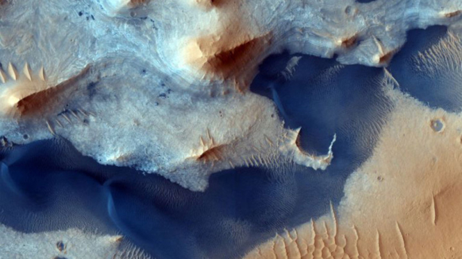 foto mars diambil dari kamera HiRISE