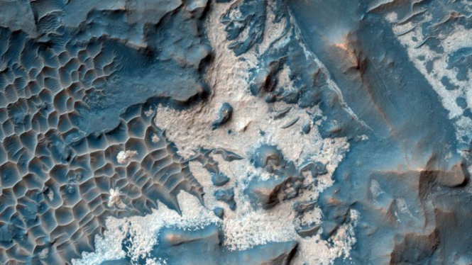 foto mars diambil dari kamera HiRISE