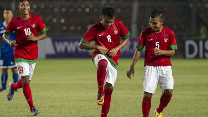 Muhammad Hargianto (tengah) saat membela timnas Indonesia.