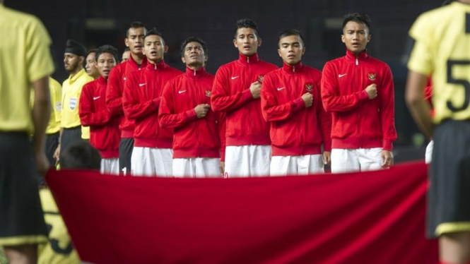 Pemain Indonesia saat menyanyikan lagu kebangsaan "Indonesia Raya"