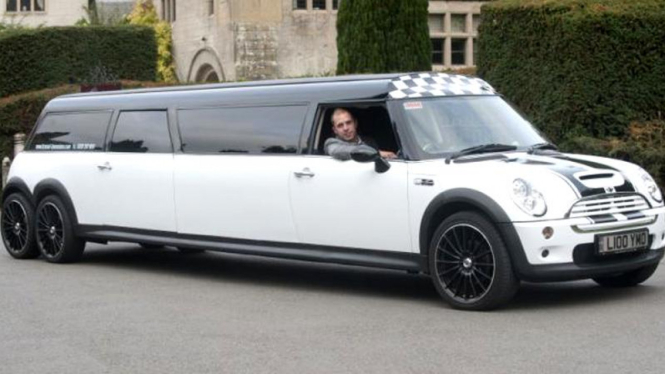 Kamran Akram dan mobil modifikasi MINI Cooper Limousin-nya