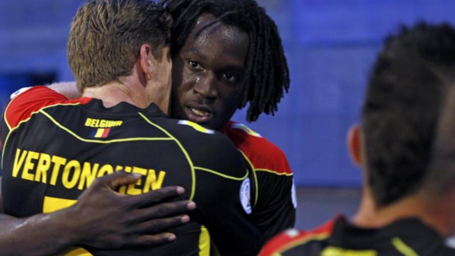 Penyerang Belgia, Romelu Lukaku (tengah), usai mencetak gol