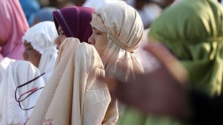 Ustaz Adi Hidayat Jelaskan Hukum Salat Tarawih di Masjid bagi Perempuan, Wajibkah?