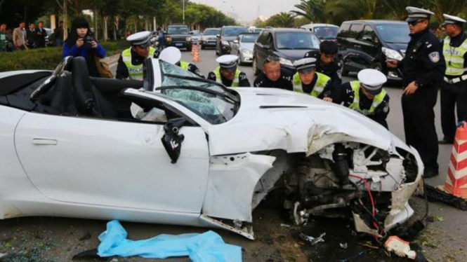 Kecelakaan maut Jaguar F-Type Convertible di China