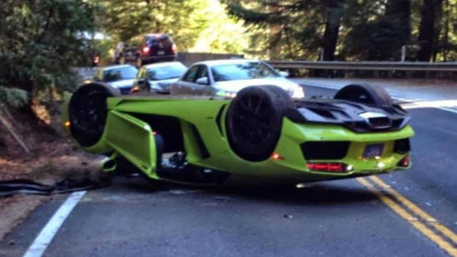 Lamborghini Aventador mengalami kecelakaan di California, AS