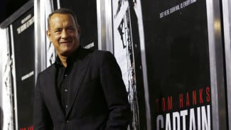 Berbaju Olahraga, Tom Hanks Kejutkan Pengantin Baru