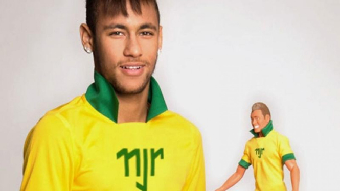 Pemain Brasil, Neymar, bersama bonekanya