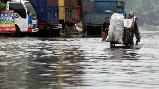 Banjir Rob Genangi Kawasan Baru Ancol