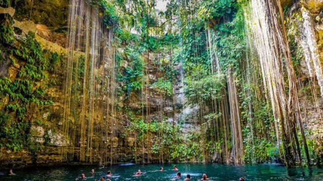 Berenang di Cenote Ik Kil, Meksiko