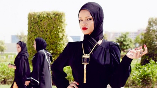 Rihanna Mengenakan Pakaian Muslim