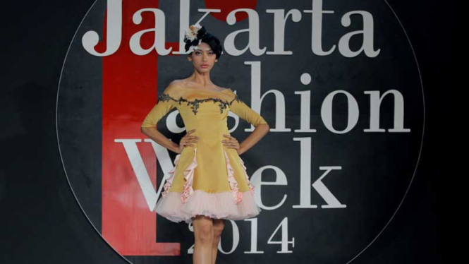 Busana Karya Desainer Thailand di JFW 2014