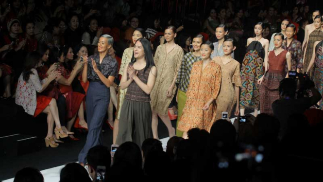Eksplorasi Kain Tradisional Oscar Lawalata di Jakarta Fashion Week 2014