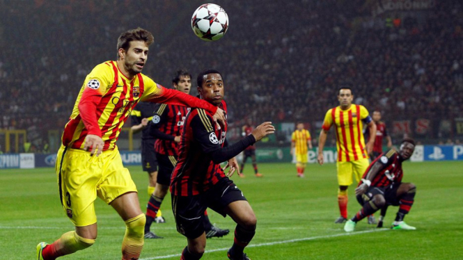 Gerard Pique (kiri) menjaga Robinho saat Milan vs Barcelona