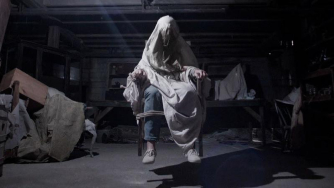 Salah satu adegan film The Conjuring, bercerita tentang rumah yang berhantu